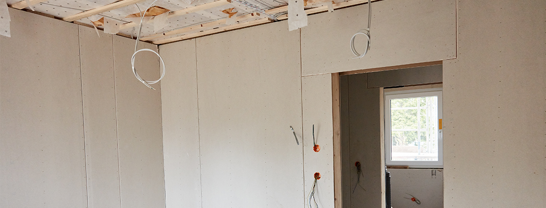 renovierungsbedürftiges Zimmer mit Elektrik