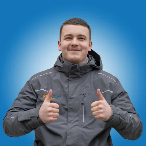 Der Auszubildende Ben Dedy zeigt beide Daumen nach oben